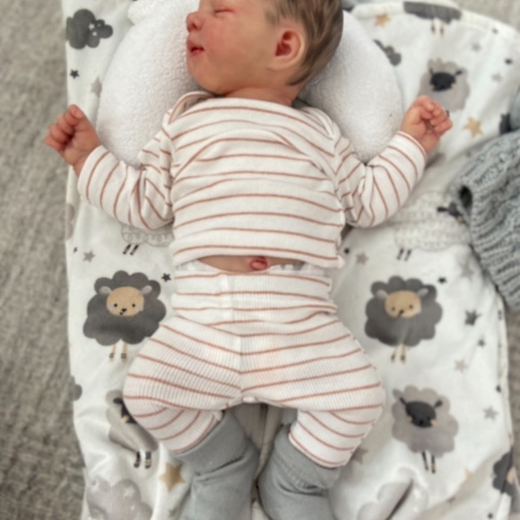 Meet your Posher, ✨Chloe✨ - Picture 3 of 3